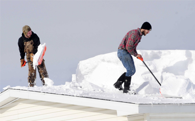 What to pay attention to when clearing snow on the roof.