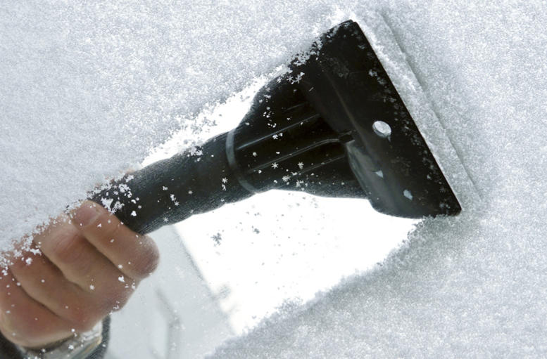 Embrace Winter Preparedness——The Car Snow Cleaning Brush and Ice Scraper