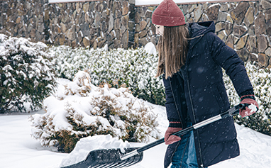 Features of the snow shovel.
